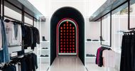 Hier zorgen glazen winkelschappen voor verlichting