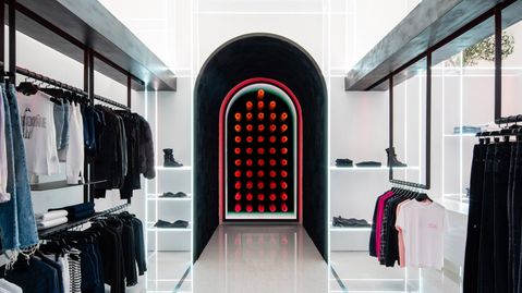 Hier zorgen glazen winkelschappen voor verlichting