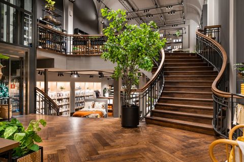 In dit monumentale pand stalt H&M zijn Home-collectie uit