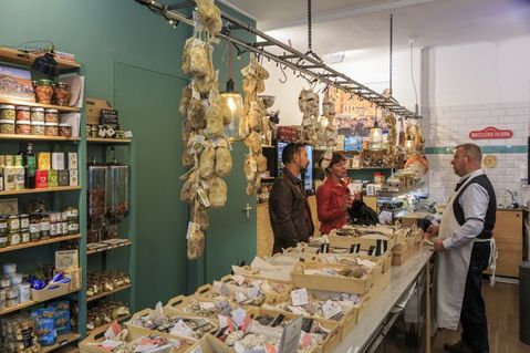 Nederlanders winkelen vaker lokaal door corona