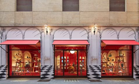 Bekijk de nieuwste winkel van Louboutin in Milaan