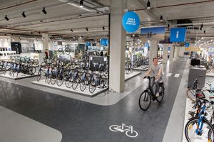 Mantel opent nieuwe fietsenwinkel in Rotterdam