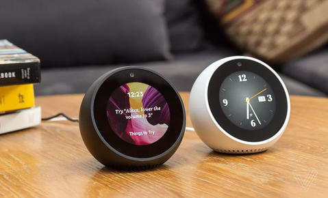 Alexa is een dom blondje