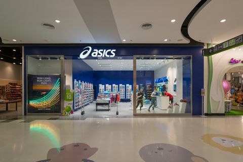 Asics zet vol in op brandstores