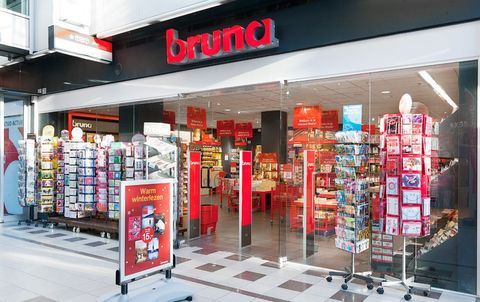 Bruna gaat tickets verkopen aan de kassa