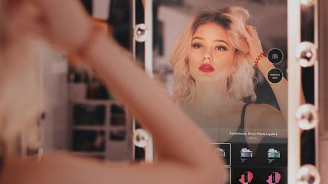 In de flagshipstore van Covergirl word je virtueel begroet