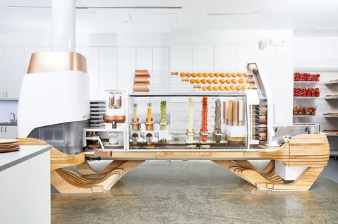 In dit restaurant worden burgers door een robot gebakken