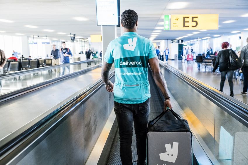 Deliveroo bezorgt aan de gate op Schiphol