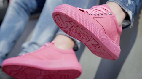 Hudson’s Bay verkoopt Amsterdamse sneakers van kauwgom