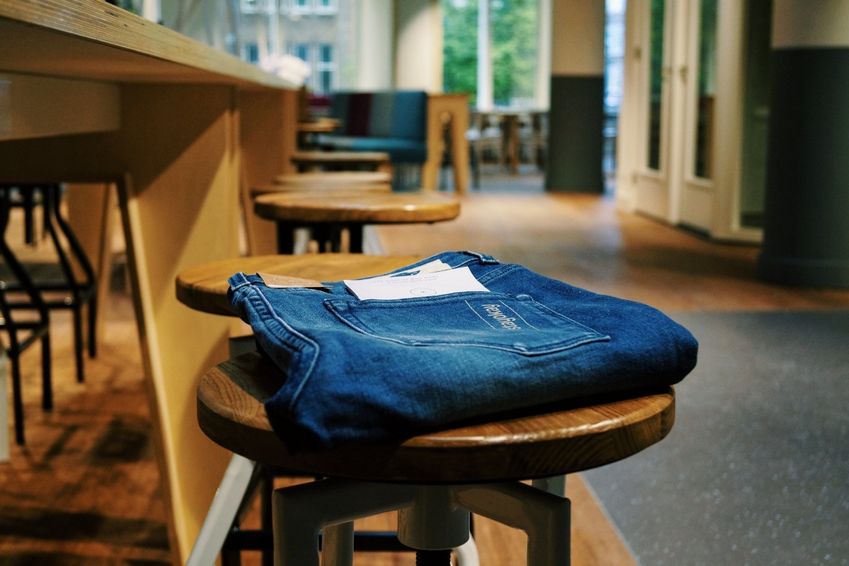 Mud Jeans wil niet op de uitverkooptafel