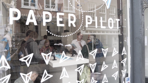 Zo worden papieren vliegtuigjes 'slim' verkocht