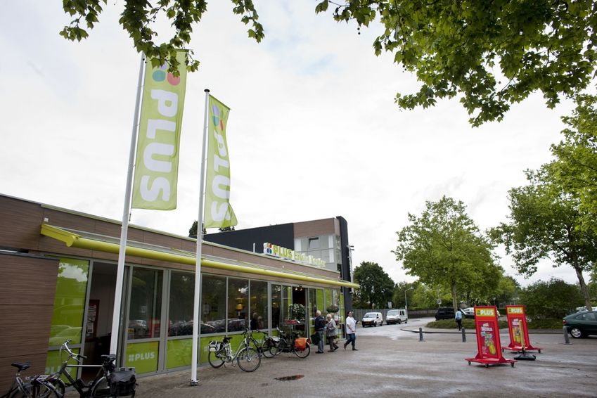 Plus hangt overal een AED aan de gevel