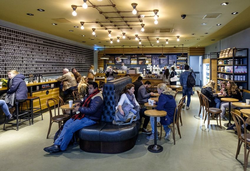 Starbucks sluit Nederlands kantoor en draagt winkels over