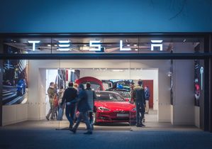 Tesla wordt 'online only', sluit bijna alle winkels
