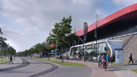 Mantel opent 'superstore' in The Wall