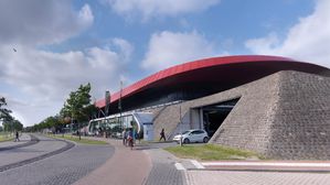 Daka vult drieduizend vierkante meter in The Wall