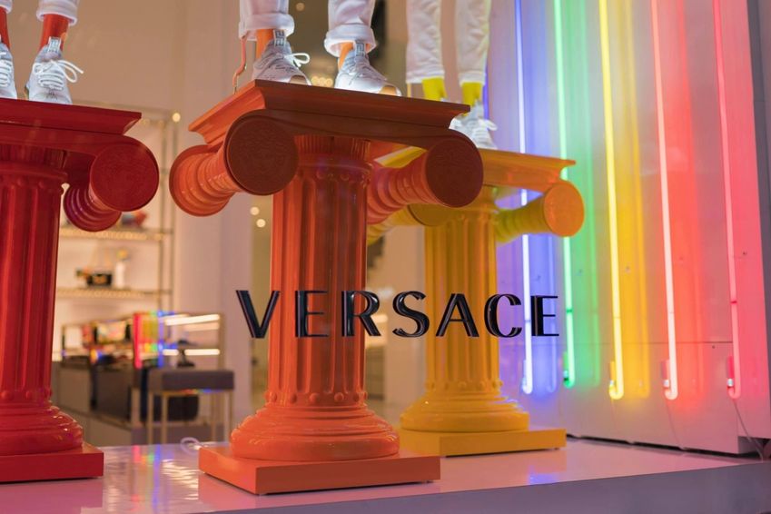 Versace, Coach en Givenchy steggelen met Chinese overheid