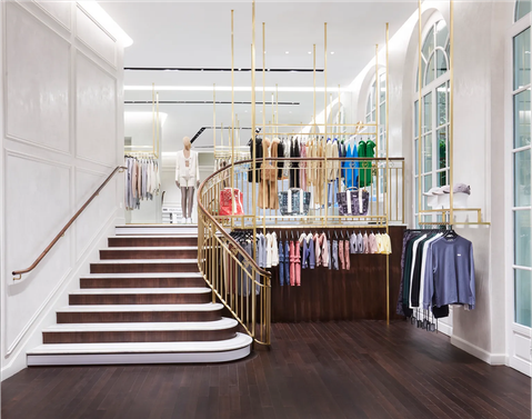 Ooit een kroonluchter van Nike-sneakers gezien?