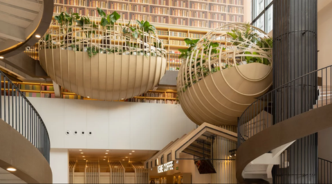 Rustig lezen maar ook je ogen uitkijken in deze boekenwinkel