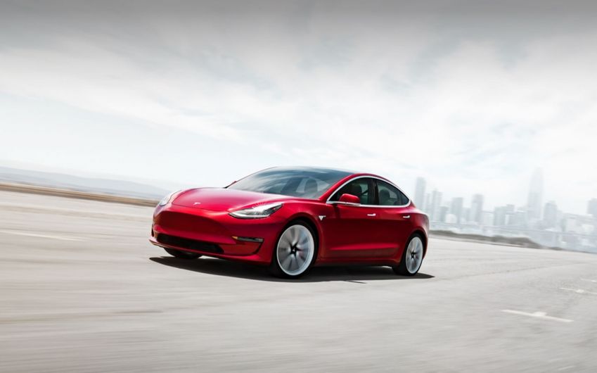 Tesla bedenkt zich en sluit toch niet alle winkels
