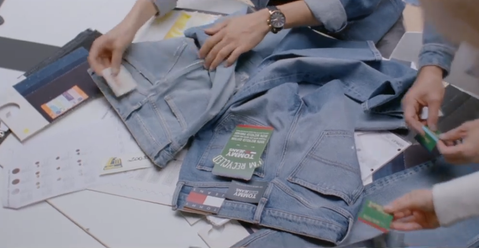 Hier maakt Tommy Hilfiger duurzame spijkerbroeken