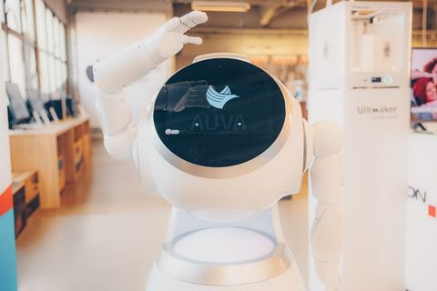 Elektronicawinkel kiest voor robot die personeel assisteert