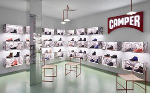 Rode accenten en marmeren boxen in deze winkel van Camper