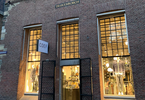 Dit is de winkel van Coef Men in het oudste woonhuis van Utrecht