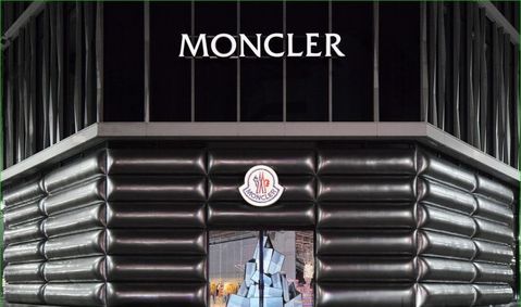 Moncler steekt pop-up store in een gewatteerd jasje