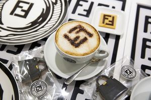 Luxe koffie drinken in het pop-upcafé van Fendi