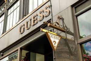 Banksy roept op tot diefstal uit Guess-winkel