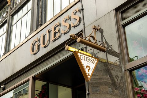 Banksy roept op tot diefstal uit Guess-winkel