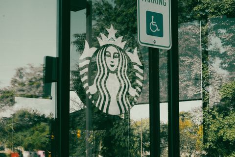 Howard Schultz opnieuw ceo Starbucks