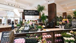 Dit vlaggenschip van Lush heeft een spa, bloemist en bibliotheek
