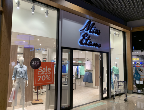 'Miss Etam staat weer in de etalage'