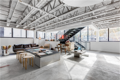 Deze brandstore van Mr. Saturday is zowel industrieel als huiselijk 