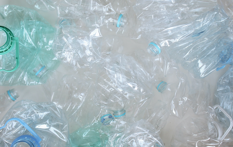 Beleggers roepen supermarkten op minder plastic te gebruiken