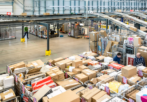 Coronadrukte bij webwinkels stuwt omzet PostNL 