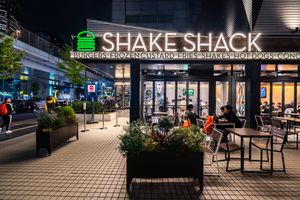Video: Waarom Shake Shack toch toegeeft aan de drive-thru