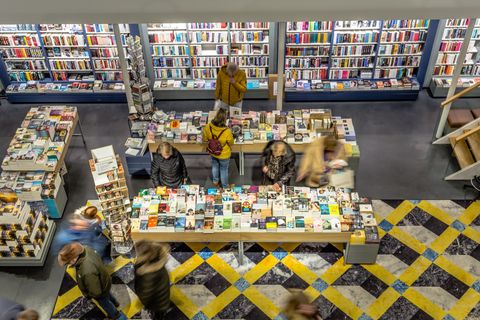 Opnieuw minder boeken verkocht in winkels, online zit in de lift