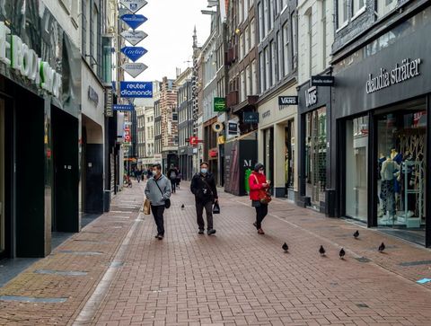 Kabinet: koopavonden geschrapt en mondkapjesplicht