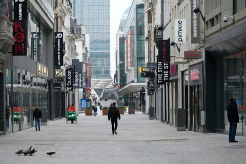 België scherpt lockdown aan: niet-essentiële winkels dicht