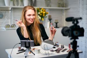 Vloggers mogen binnenkort geen producten meer aanprijzen