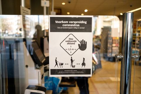 'Supermarkten moeten klanten opnieuw op coronaregels wijzen'