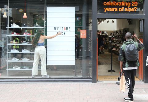 Engeland stelt mondkapje voor winkelpersoneel verplicht