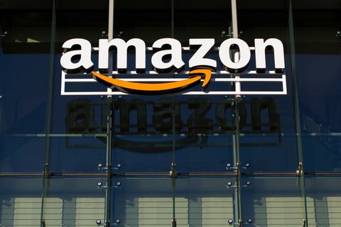Omzet Amazon stijgt, winst halveert