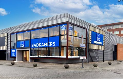 Eigenaar zet X2O Badkamers in de etalage