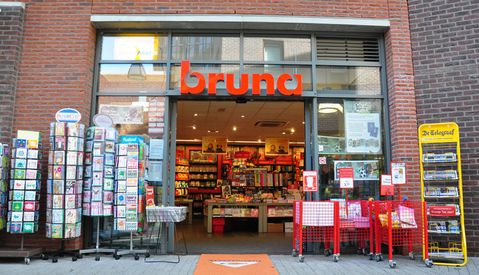 ​Bruna duikt in gat V&D met schoolspullen