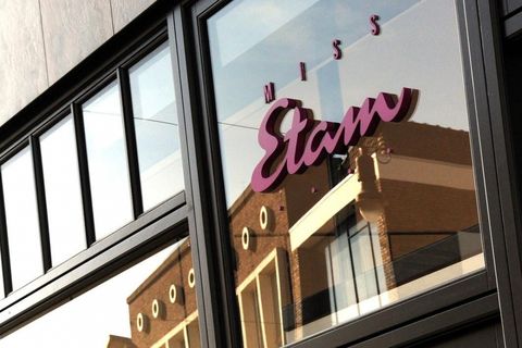 ​Miss Etam krijgt een nieuw jasje