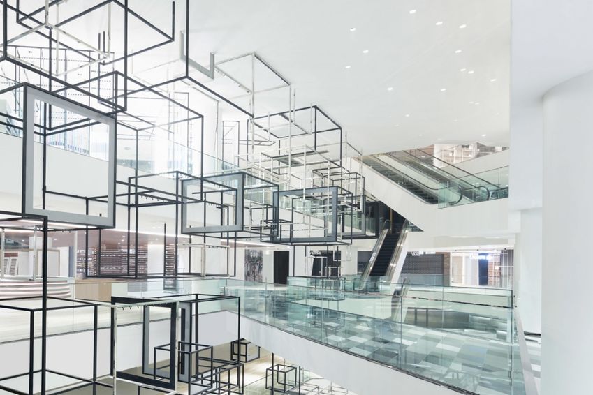 Een warenhuis en winkelcentrum verenigd